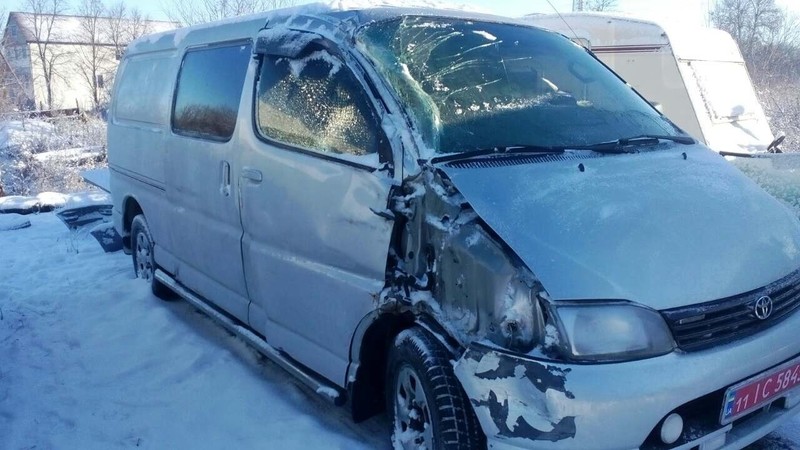 Передняя правая четверть. Правая передняя дверь. Toyota Hiace  2002 2.2 Дизель 