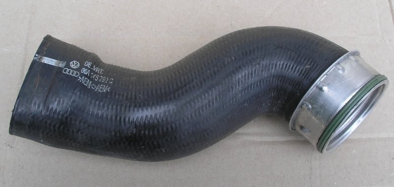 Патрубок турбины 06A145790C   Skoda Octavia