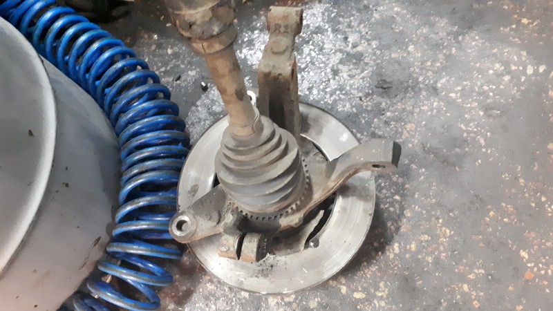 Цапфа правая поворотная Mazda 323  1999 1.5 Бензин Киев