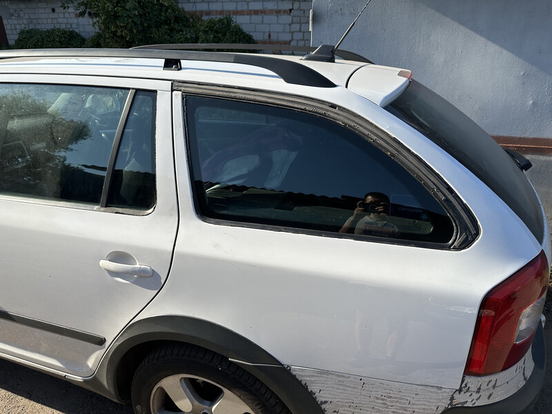 Стекло боковое Skoda Octavia A5  2012 универсал 2.0 Дизель Житомир
