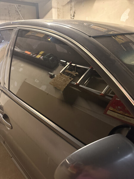 Скло водійської дверки Skoda Superb  2008 1.8 Бензин Городенка