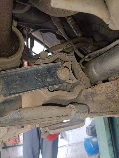 Подушка двигателя Land Rover Freelander  2009 универсал 2.2 Дизель Калуш