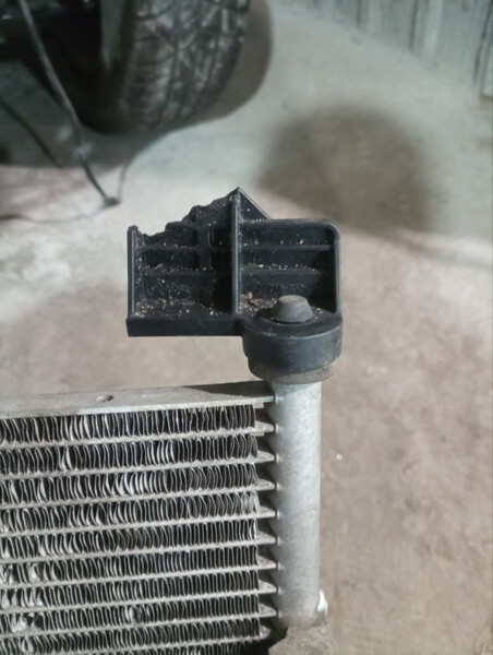 Кронштейны радиатора Suzuki Grand Vitara  2008 2.4 Бензин Харьков