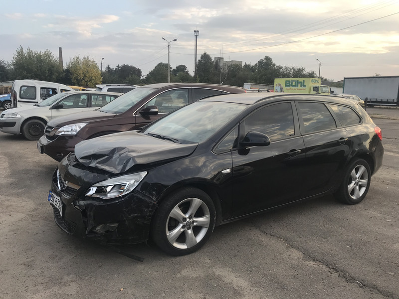 Капот Opel Astra универсал 2011 г.  1.3 л дизель Ровно