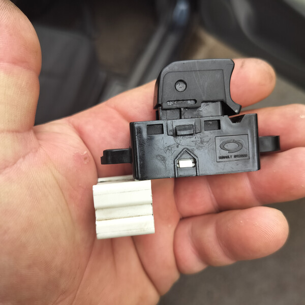 Кнопка стеклоподъемника пассажирская Nissan Almera Classic  2009 1.6 Бензин Одесса