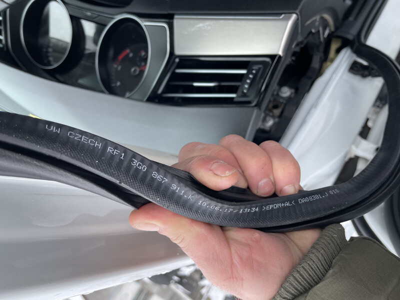 Ущільнювач передніх дверей Volkswagen Passat B8  2017 універсал 2.0 Дизель 