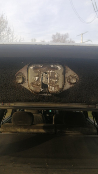 Замок задней ляды на w10 Nissan Primera P10  1994 универсал 2.0 Дизель Киев