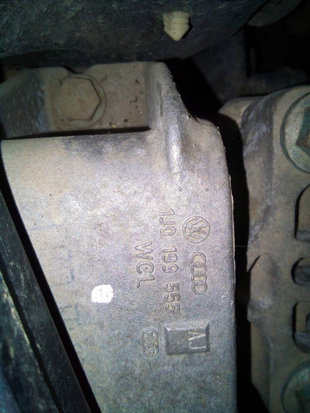 Опора мкпп левая 1J0 199 555   Volkswagen Bora, Volkswagen Golf