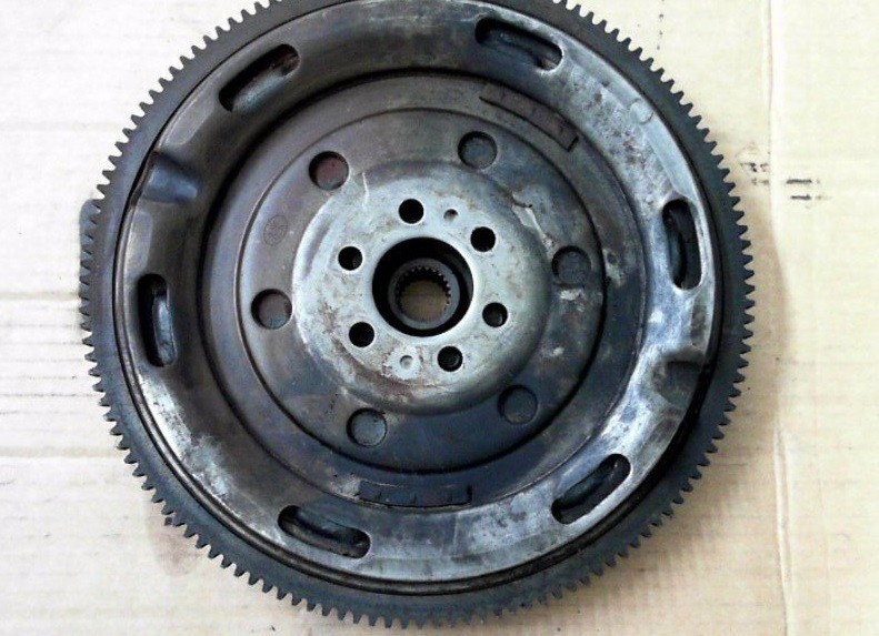 Маховик 058105317F   Audi A4