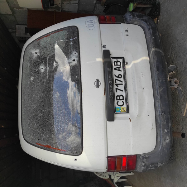 Стекло ляды Nissan Vanette  2001 2.3 Дизель Чернигов
