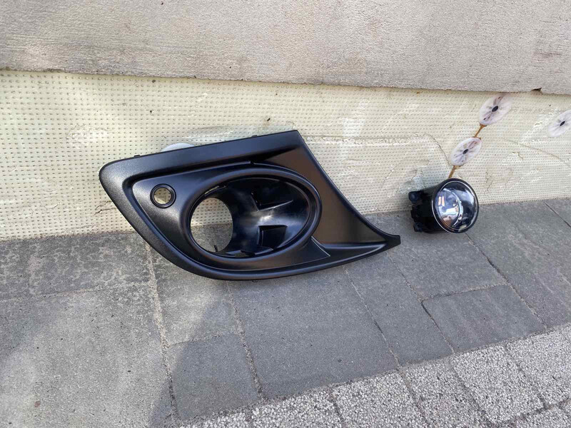 Туманка правая с накладкой Renault Megane 3 2014 універсал 1.4 Дизель 