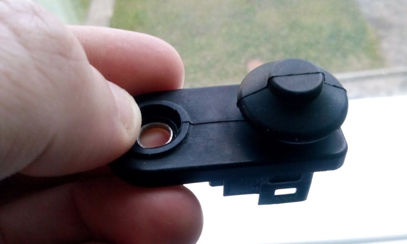 Концевик задней левой двери. Крепиться на кузове автомобиля Hyundai ix35  2010 2.0 Дизель Белая Церковь