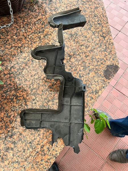 Правий дифлектор радіатора охолодження Nissan Juke  2014 універсал 1.6 Бензин 