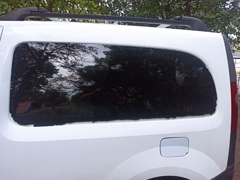 Стекло заднее левое глухое Renault Kangoo  2010 1.5 Дизель 