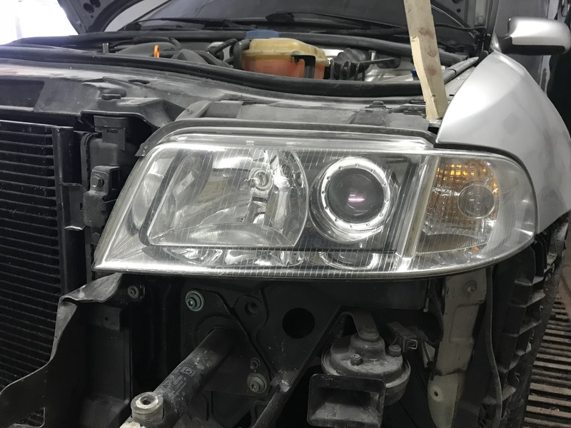Права передняя фара Audi A4 B5  1999 1.6 Бензин Хорол
