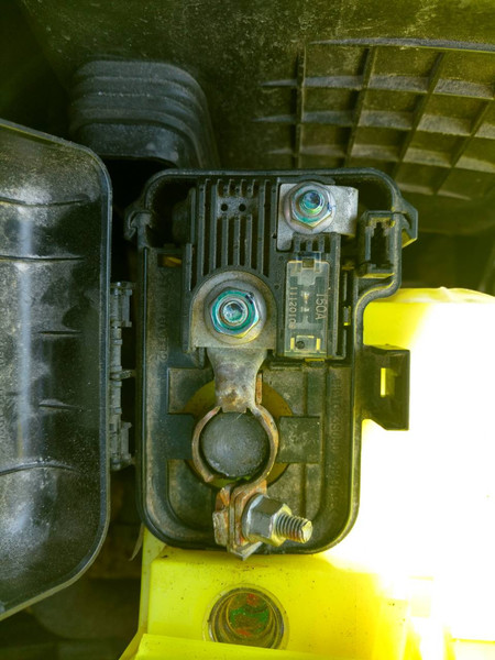 Плюсова клема акумулятора Kia Optima 3 2012 г.  2.4 л бензин Киев