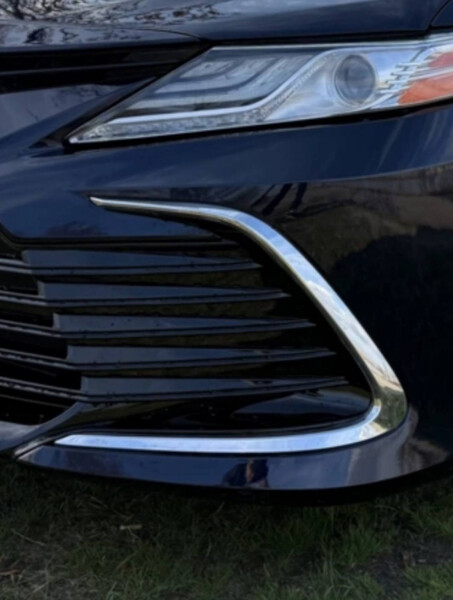 Накладка решітки бампера хром ліва Toyota Camry  2021 2.5 Бензин 