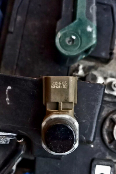 Стекло переднее левое (водителя) датчик парктроника передний Nissan Murano Z52  2020 універсал 3.5 Бензин 