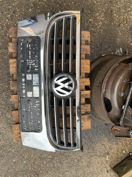 Решітка радіатора Volkswagen Touran 2010 р.  2.0 л дизель Чернівці