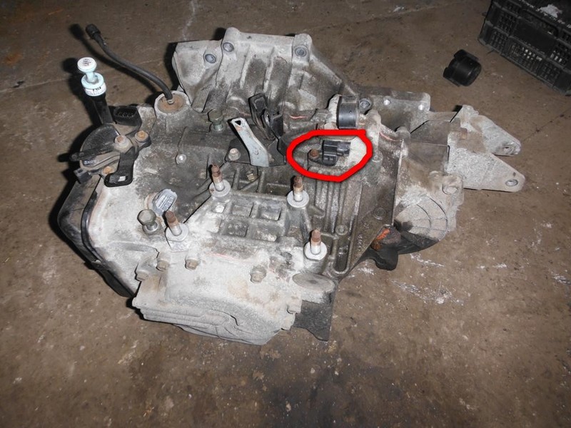 Датчик швидкості і підставка під акумулятор пластикова Mitsubishi Outlander  2004 2.4 Бензин Львов