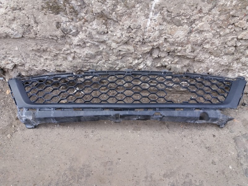 Центральна решотка бампера Mazda 3 BK хэтчбек 2006 г.  2.5 л бензин Ровно