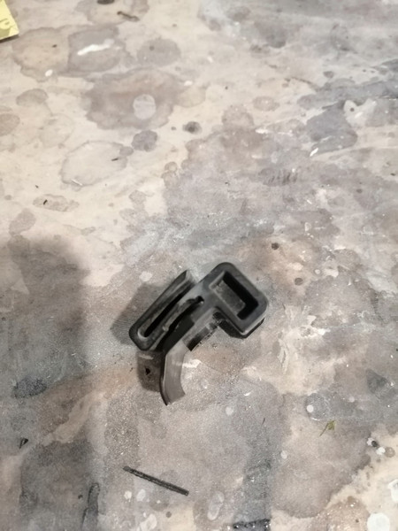 Крепление переднего подкрилка Lexus ES  2017 2.5 Бензин Киев