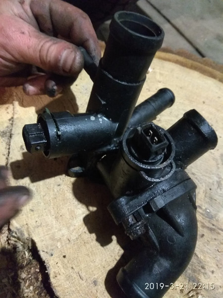 Корпус термостату 031121117B   Volkswagen Polo