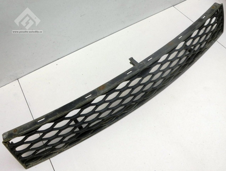 Нижняя центральная решетка в бампере Audi A6 allroad quattro  2002 універсал 2.5 Дизель 