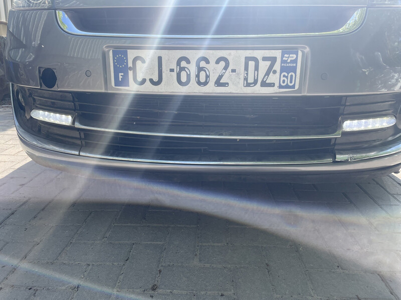 Решітка бампера центральна Renault Grand Scenic 3  2012 універсал 1.5 Дизель 