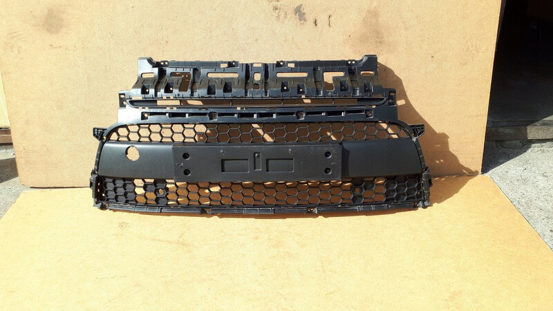 Решітка бампера Kia Soul 2  2018 хетчбек 1.6 Бензин 