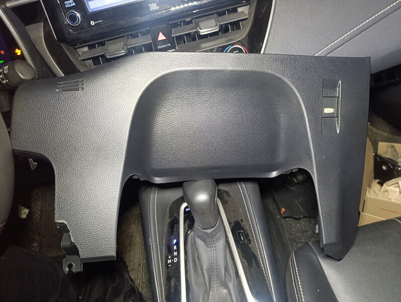 Накладка торпеди центральна Toyota Corolla  2020 хэтчбек 2.0 Бензин Острог