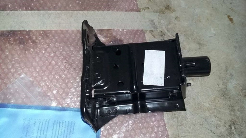 Кронштейн переднего усилителя бампера правый Nissan Leaf  2013 хетчбек 2.0 Электро 