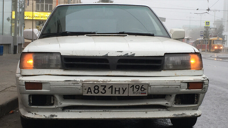 Бампер блюберд Nissan Bluebird  1989 хетчбек 2.0 Бензин 