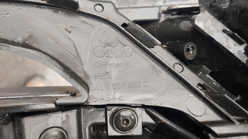 Решетка бампера центральная Audi Q7  2012 универсал 3.0 Дизель Старая Выжевка