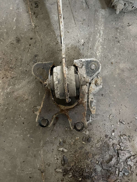 Кронштейн заднего продольного рычага левый, правый Opel Vectra C  2004 хэтчбек 1.9 Дизель Ровно