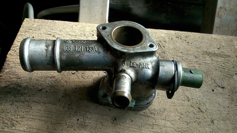 Фланец системы охлаждения 038121133А   Audi A4, Skoda Octavia, Skoda Superb, Volkswagen Golf, Volkswagen Passat