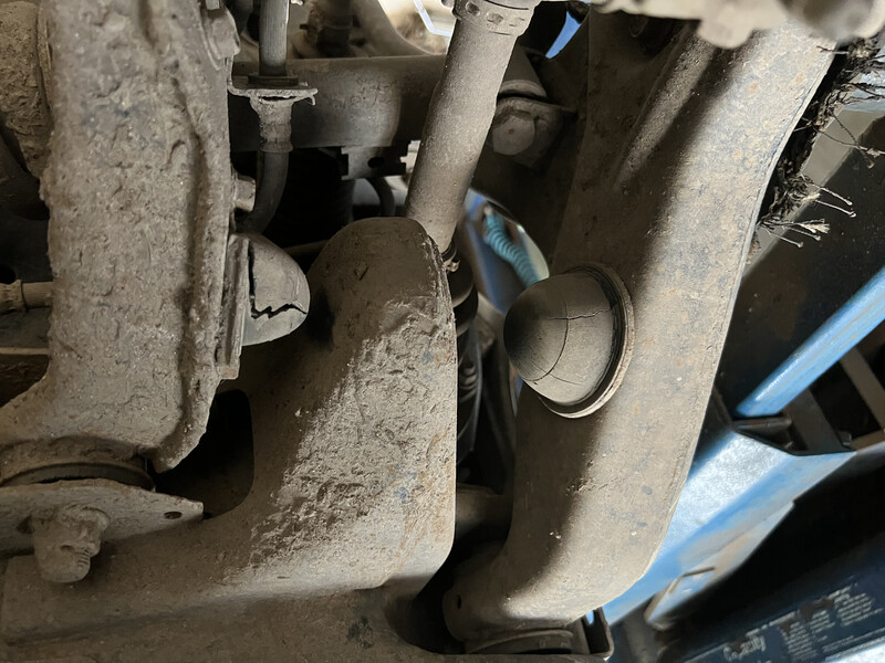 Отбойники переднего рычага Mitsubishi L 200  2008 2.5 Дизель Еланец