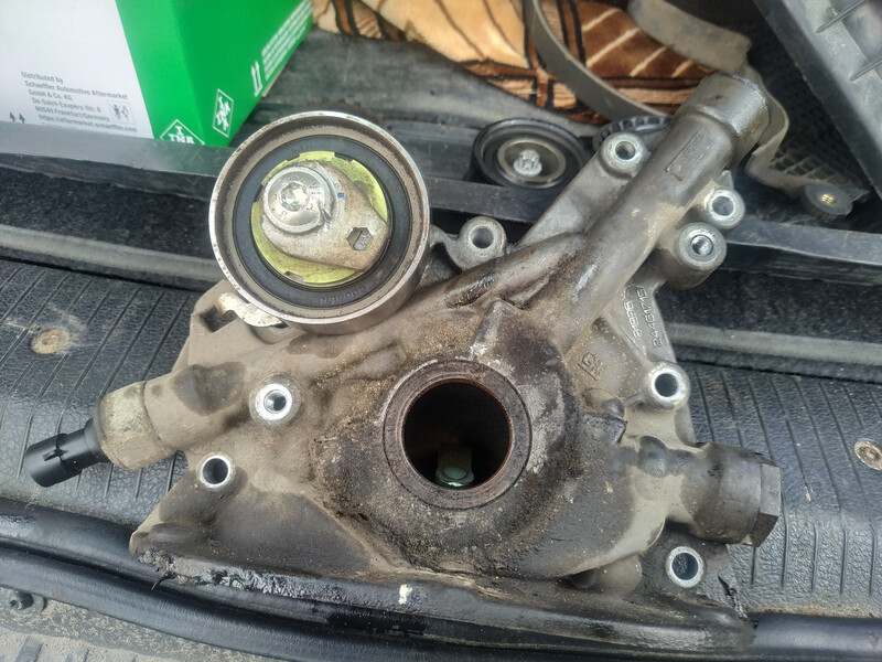 Масляний насос 24461715   Opel Zafira