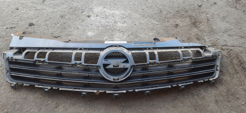 Решетка передняя 13238416   Opel Astra