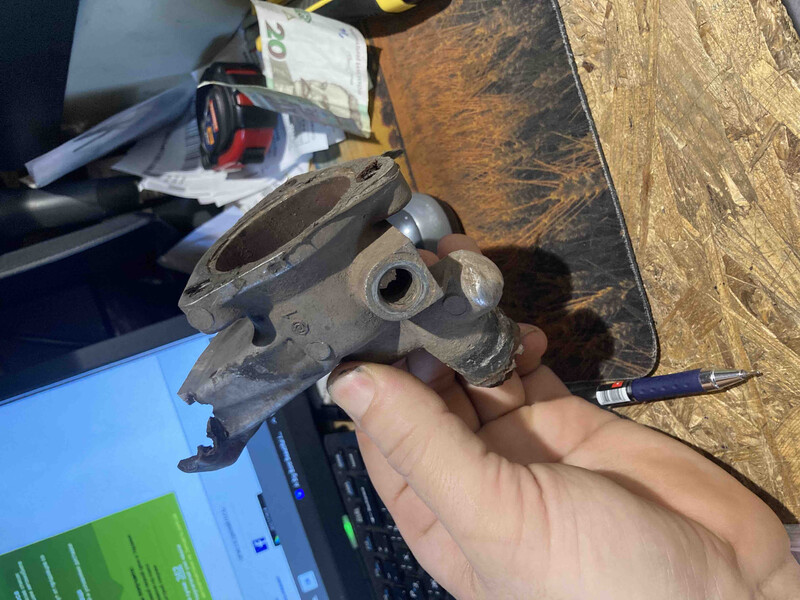 Корпус термостата Nissan Bluebird  1988 2.0 Дизель Раздельная