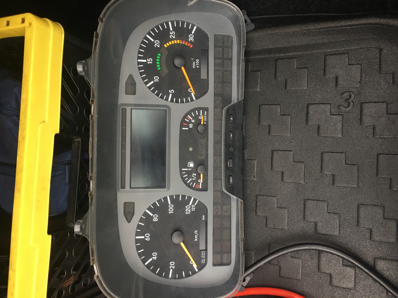 Приборная панель Mercedes Atego 2005 г.  Ровно