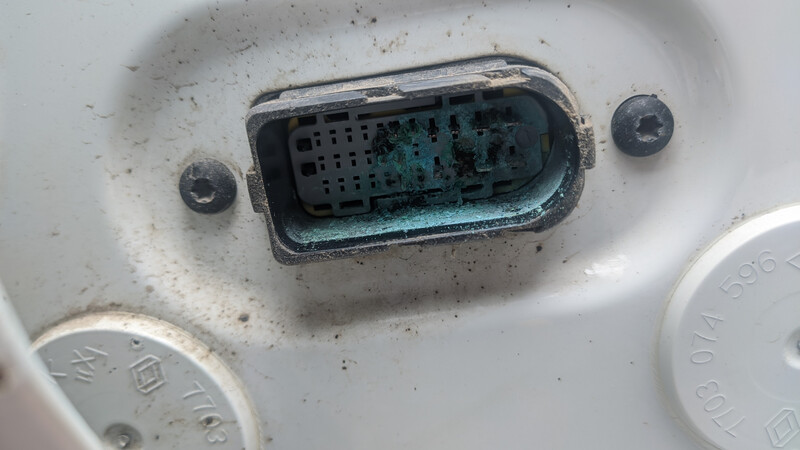 Роз'єм "папа" у стійку під шлейф задніх правих дверей Renault Megane 3  2010 универсал 1.6 Бензин Винница