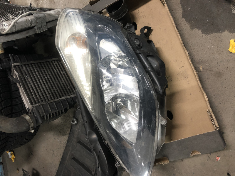 Фары передние Renault Clio хэтчбек 2011 г.  1.2 л бензин Ровно