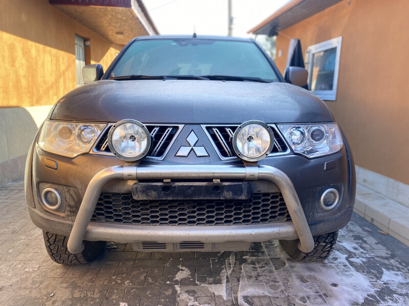 Бампер комплектний Mitsubishi L 200  2013 2.5 Дизель 