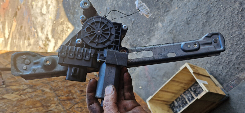 Задній правий єлектро скло підємнік Ford Focus  2004 универсал 2.0 Дизель 