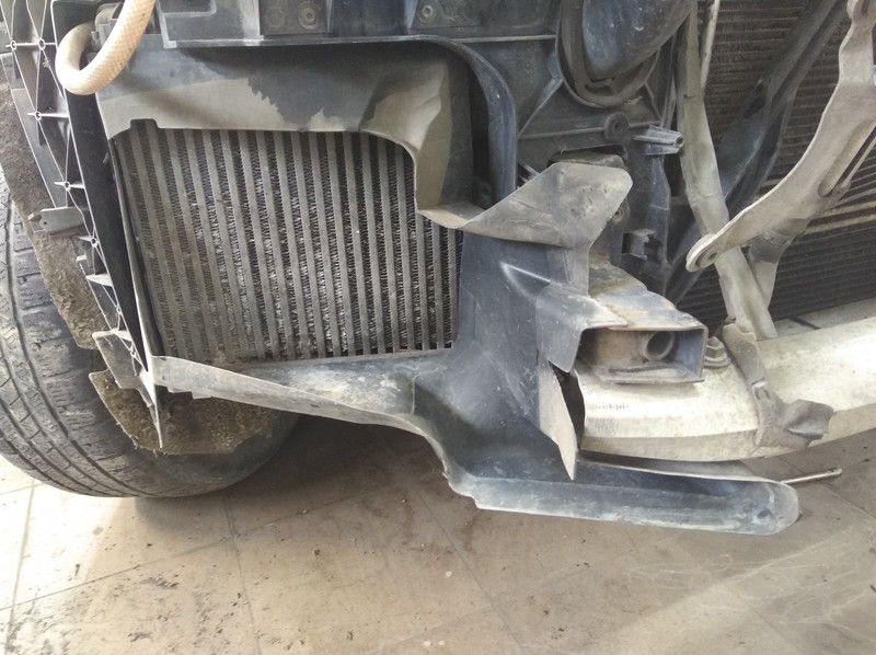 Дефлектор интеркулера левый Audi Q7 2008 г.  3.0 л дизель Ровно