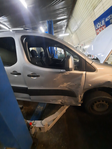 Дверь передняя Citroen Berlingo  2010 