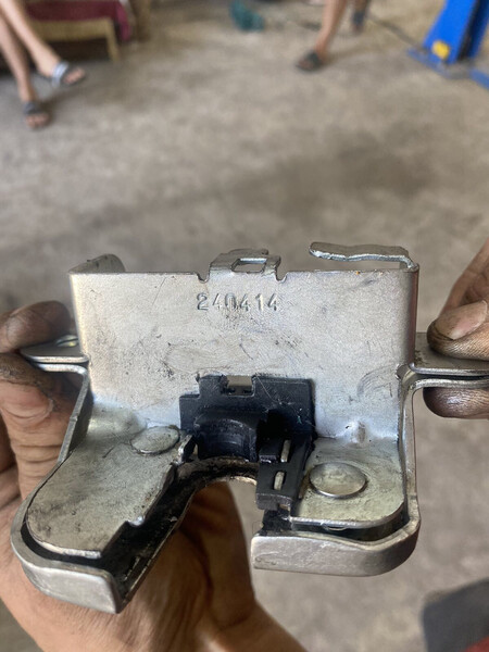 Замок крышки багажника Volkswagen Golf 7  2014 хэтчбек 1.4 Бензин Киев