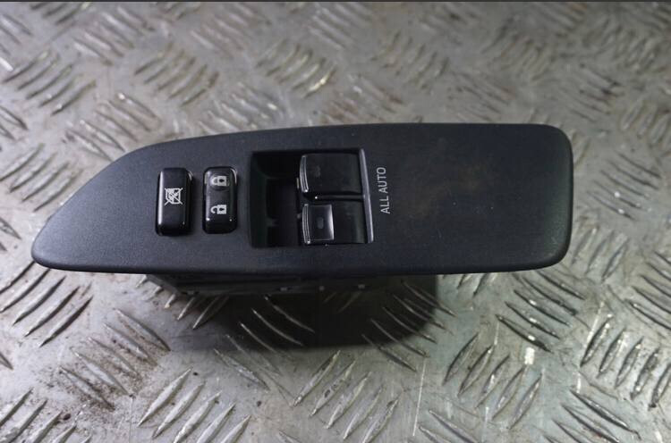 Блок управления стеклоподъемниками передний левый на 2 кнопки Toyota Auris  2008 хетчбек 1.6 Бензин 