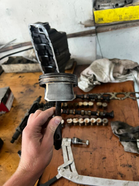 Поршень Volkswagen Touran универсал 2006 г.  1.6 л бензин Рожище